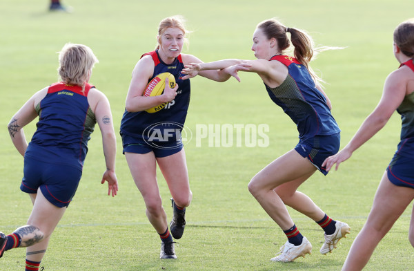 AFLW 2022 S7 Training - Adelaide Crows 161122 - 1022746