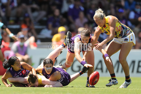 AFLW 2022 Round 08 - Fremantle v Adelaide - 912887