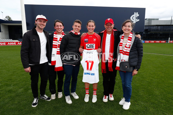 AFLW 2022 S7 Round 08 - Essendon v Sydney - 1017357