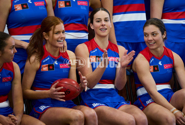 AFLW 2022 Media - Western Bulldogs Team Photo Day S7 - 984612