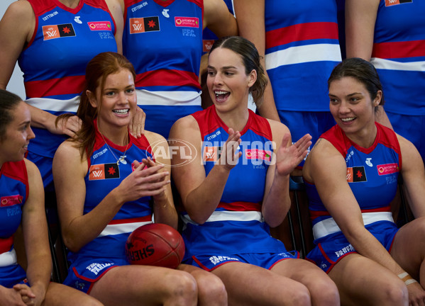 AFLW 2022 Media - Western Bulldogs Team Photo Day S7 - 984613
