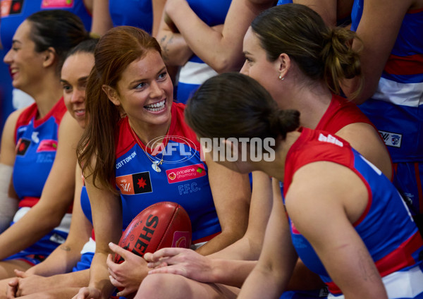 AFLW 2022 Media - Western Bulldogs Team Photo Day S7 - 984620
