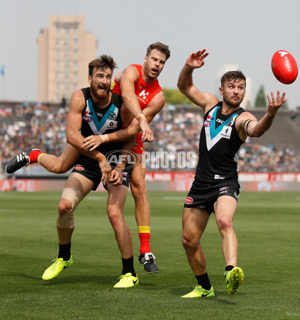 AFL 2017 Round 08 - Gold Coast v Port Adelaide - 512250