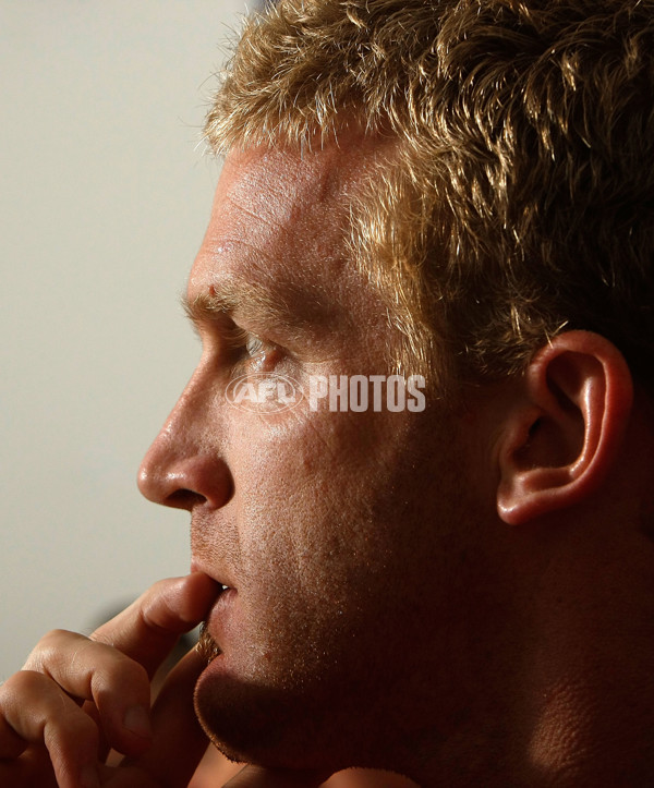 AFL 2010 Media - Essendon Players Watch ANZAC Documentary - 204186