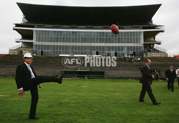 AFL 2005 Media - Hawthorn Hawks Unveil New Headquarters 010605 - 54730