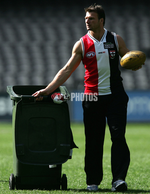 AFL 2004 Media - St Kilda Training 310804 - A-37050936