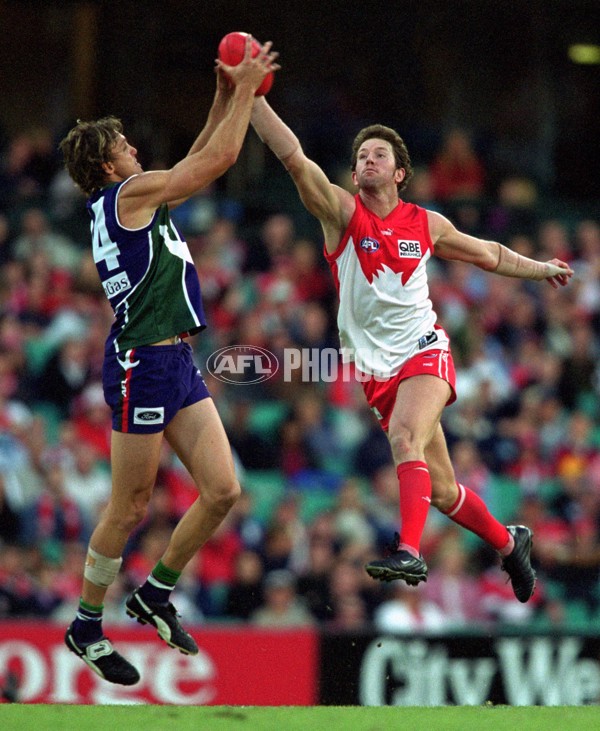 AFL 2001 Rd 9 - Sydney v Fremantle - 147847