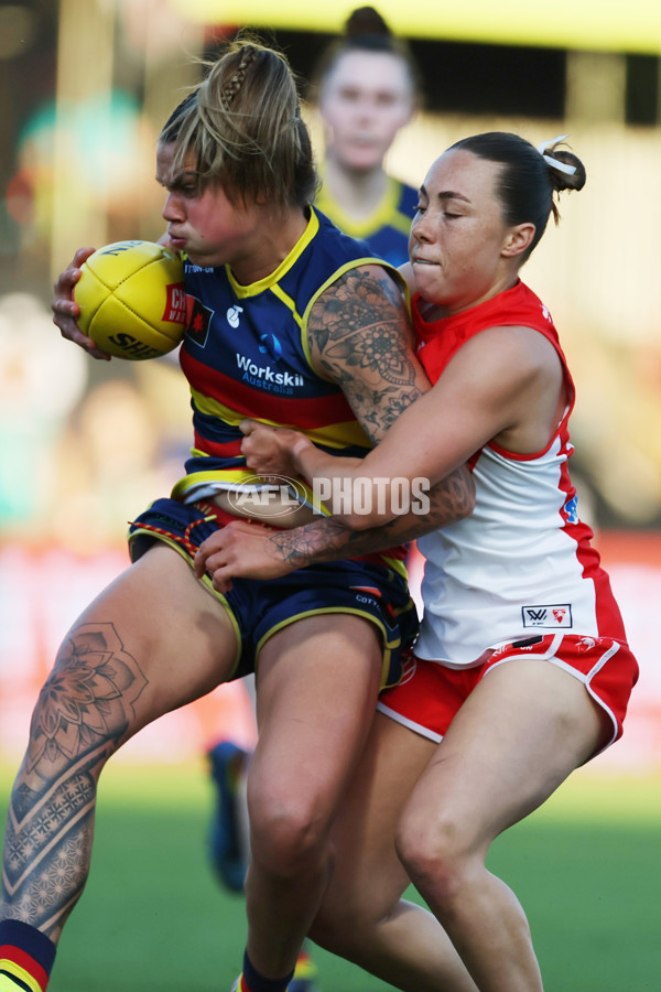 AFLW 2023 First Semi Final - Adelaide v Sydney - A-45110964
