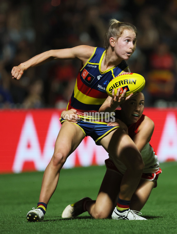 AFLW 2023 First Semi Final - Adelaide v Sydney - A-45112231