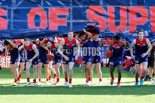 AFL 2024 Round 23 - Gold Coast v Melbourne - A-53061725