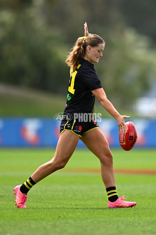 AFLW 2024 Round 03 - Sydney v Richmond - A-54016029