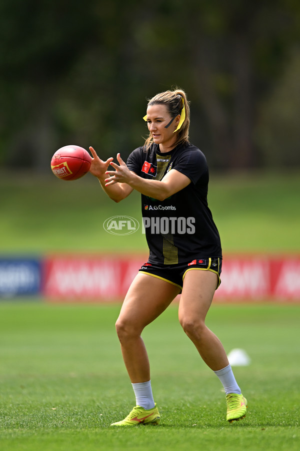 AFLW 2024 Round 03 - Sydney v Richmond - A-54016223
