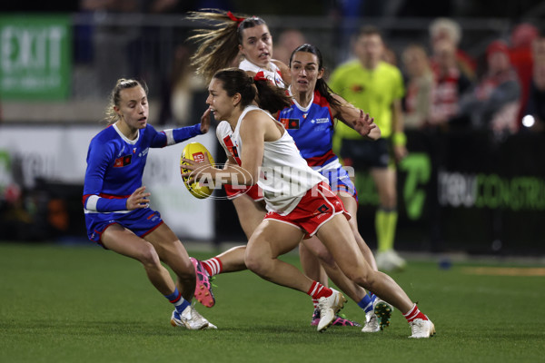 AFLW 2024 Round 05 - Western Bulldogs v Sydney - A-54370175