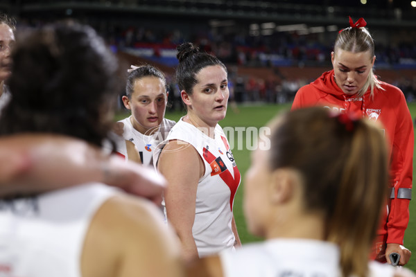 AFLW 2024 Round 05 - Western Bulldogs v Sydney - A-54373504
