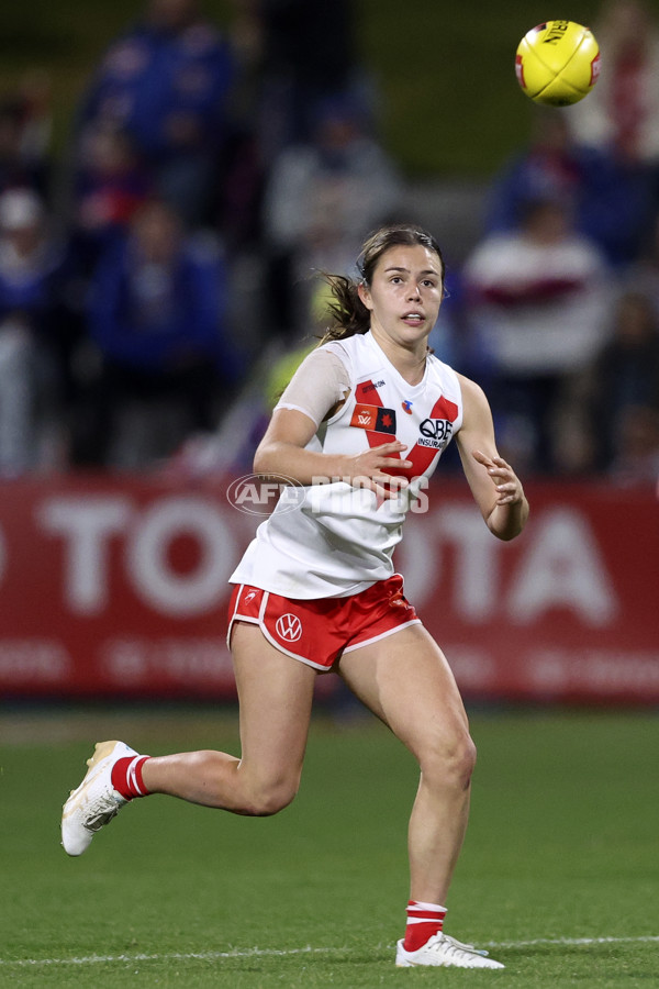 AFLW 2024 Round 05 - Western Bulldogs v Sydney - A-54375092