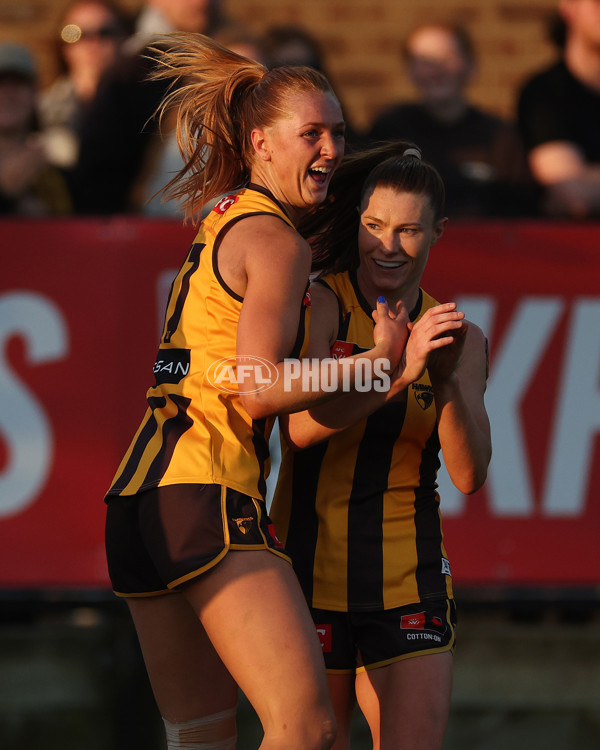 AFLW 2024 Round 06 - Hawthorn v Gold Coast - A-54575334