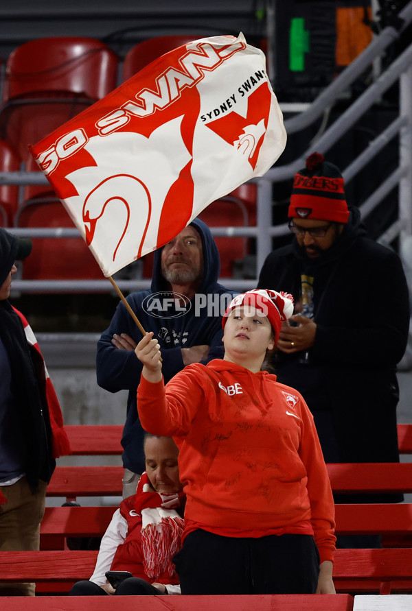 AFLW 2024 Round 06 - Essendon v Sydney - A-54610517
