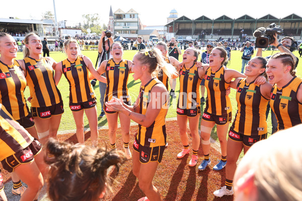 AFLW 2024 Round 06 - Fremantle v Hawthorn - A-55147618
