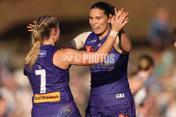 AFLW 2024 Round 07 - Fremantle v Carlton - A-55256774