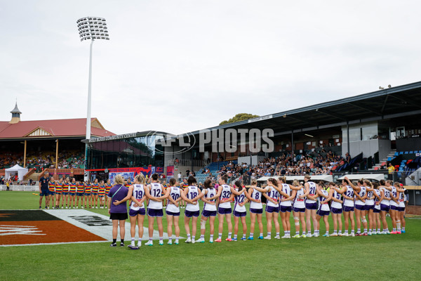 AFLW 2024 First Semi Final - Adelaide v Fremantle - A-55701742