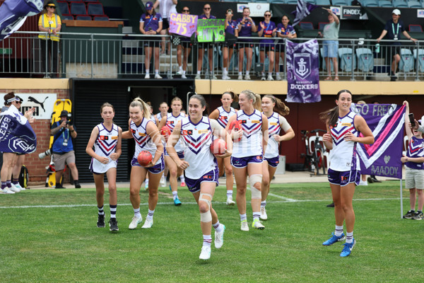 AFLW 2024 First Semi Final - Adelaide v Fremantle - A-55701788
