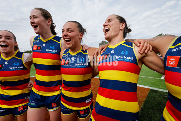 AFLW 2024 First Semi Final - Adelaide v Fremantle - A-55705866