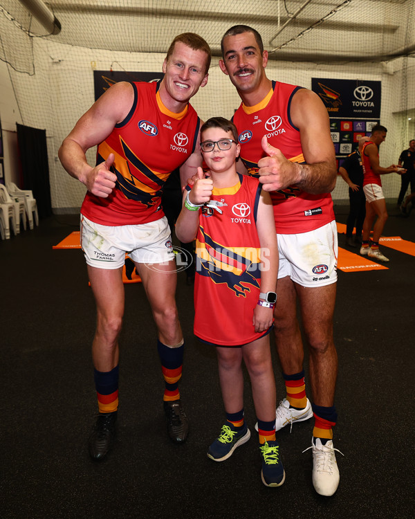 AFL 2025 Round 02 - Essendon v Adelaide - A-58013192
