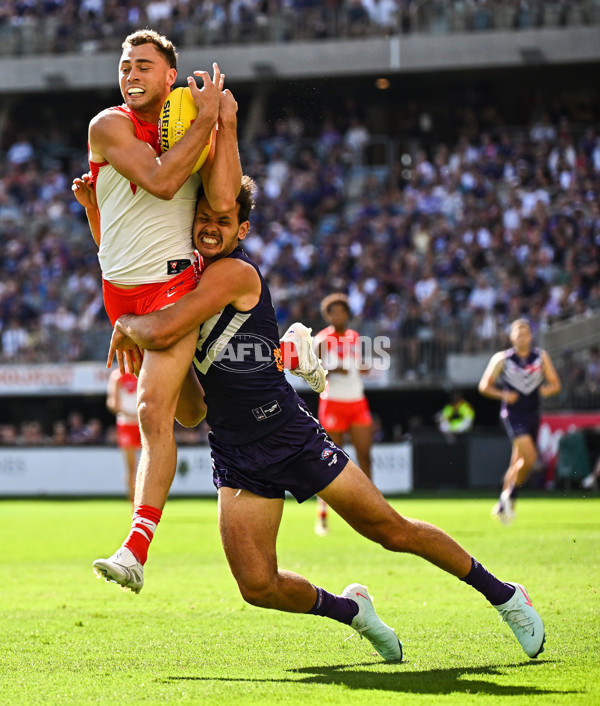 AFL 2025 Round 02 - Fremantle v Sydney - A-58050940
