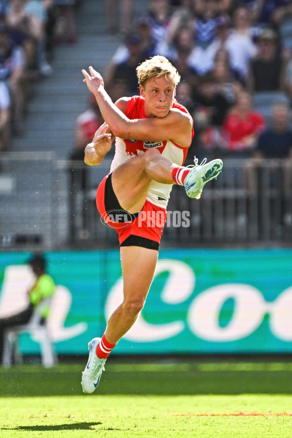 AFL 2025 Round 02 - Fremantle v Sydney - A-58055332