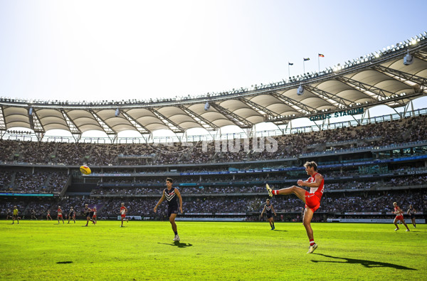 AFL 2025 Round 02 - Fremantle v Sydney - A-58055403
