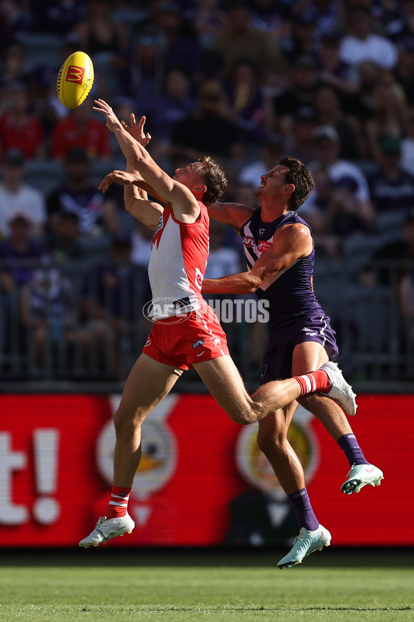 AFL 2025 Round 02 - Fremantle v Sydney - A-58056104