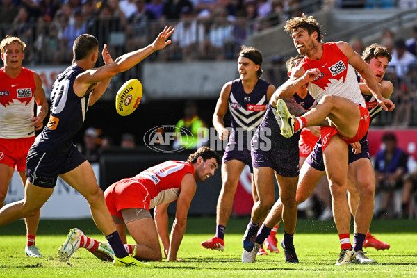 AFL 2025 Round 02 - Fremantle v Sydney - A-58056109