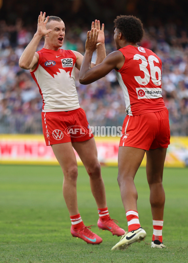 AFL 2025 Round 02 - Fremantle v Sydney - A-58060451