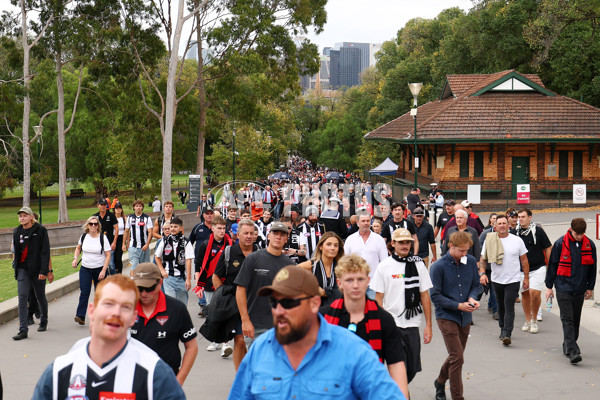 AFL 2025 Round 07 - Collingwood v Essendon - A-58940292