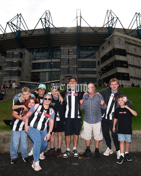 AFL 2025 Round 07 - Collingwood v Essendon - A-58940293