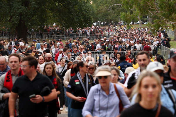 AFL 2025 Round 07 - Collingwood v Essendon - A-58940689