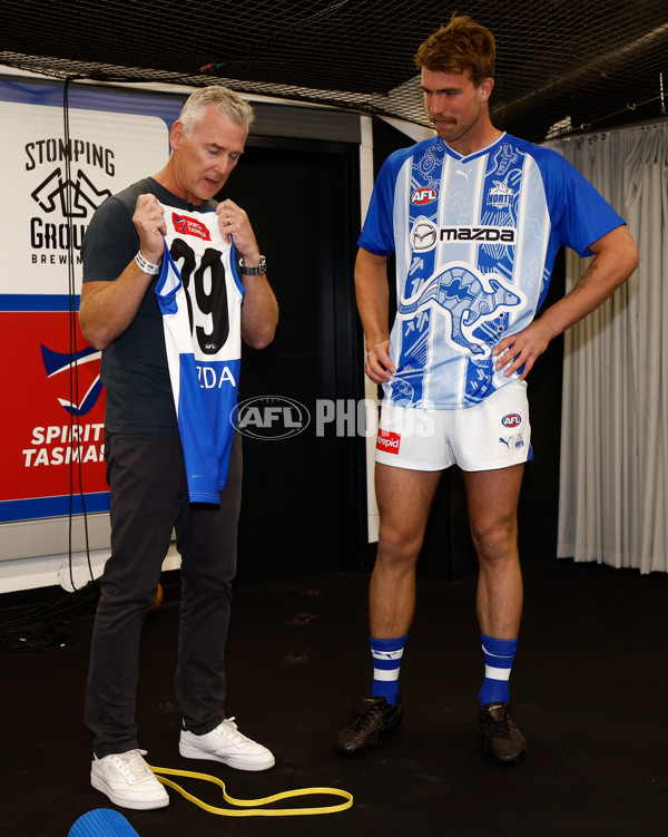 AFL 2025 Round 08 - Essendon v North Melbourne - A-59110336