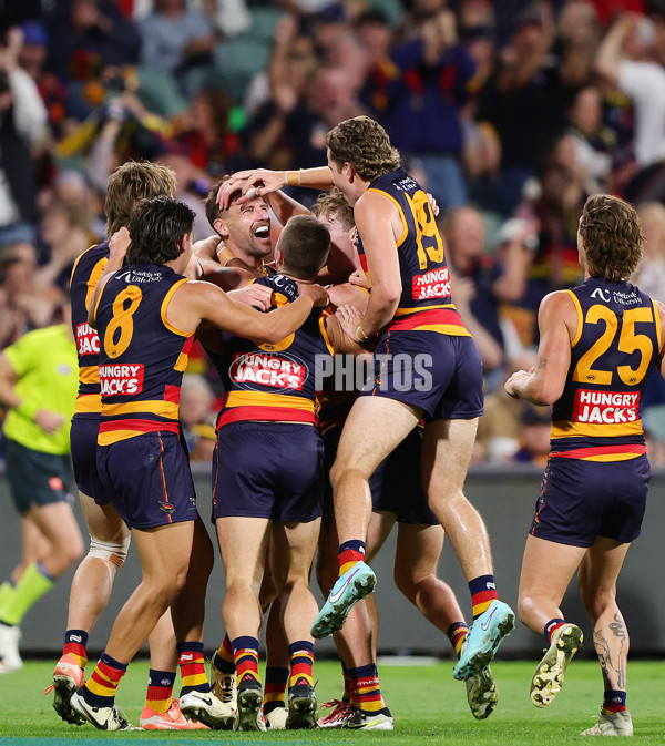 AFL 2025 Round 08 - Adelaide v Carlton - A-59159210