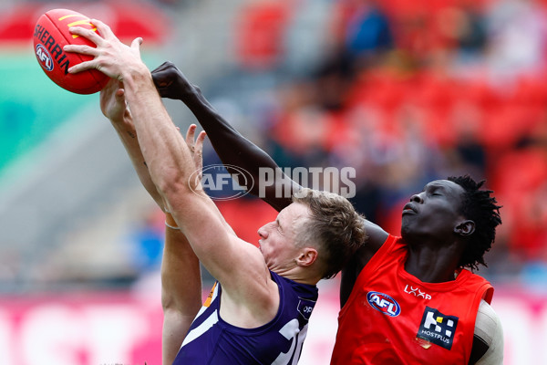 AFL 2025 Round 12 - Gold Coast v Fremantle - A-59753348