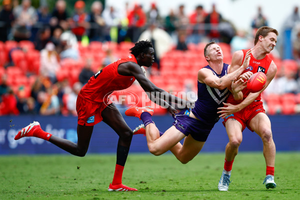 AFL 2025 Round 12 - Gold Coast v Fremantle - A-59753354