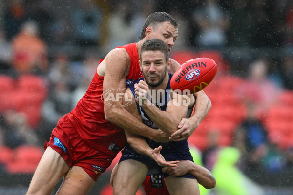 AFL 2025 Round 12 - Gold Coast v Fremantle - A-59757505
