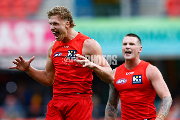 AFL 2025 Round 12 - Gold Coast v Fremantle - A-59760111