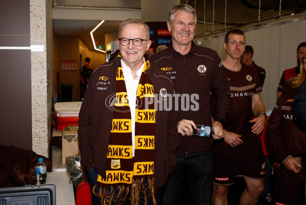 AFL 2025 Round 13 - Western Bulldogs v Hawthorn - A-59839438