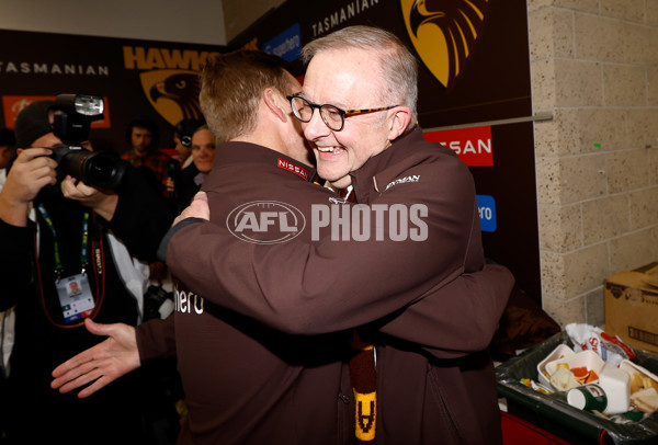 AFL 2025 Round 13 - Western Bulldogs v Hawthorn - A-59841813
