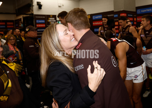 AFL 2025 Round 13 - Western Bulldogs v Hawthorn - A-59841814