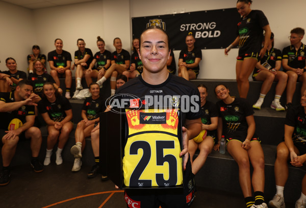 AFLW 2025 Round 03 - Richmond v Essendon - A-61903035