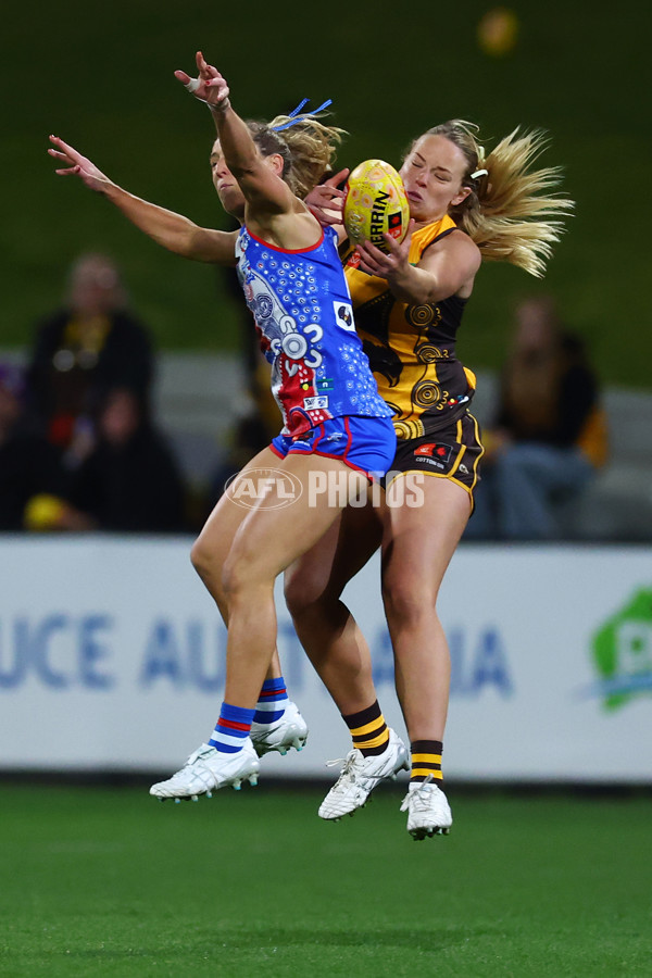 AFLW 2025 Round 03 - Western Bulldogs v Hawthorn - A-62123089