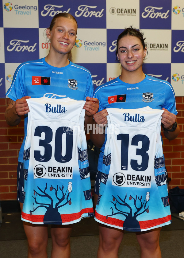 AFLW 2025 Round 04 - Essendon v Geelong - A-62325938