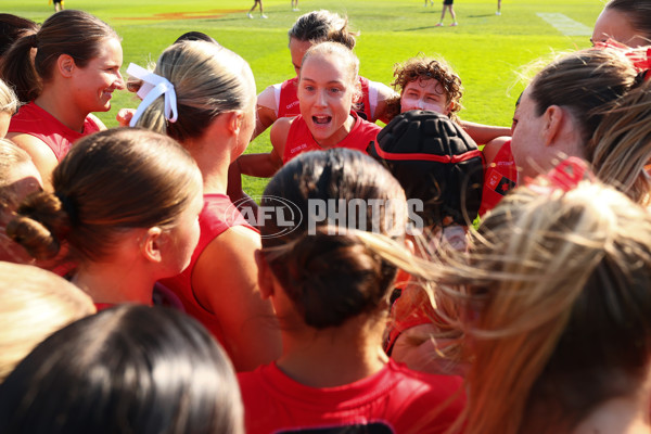 AFLW 2025 Round 04 - Essendon v Geelong - A-62328869