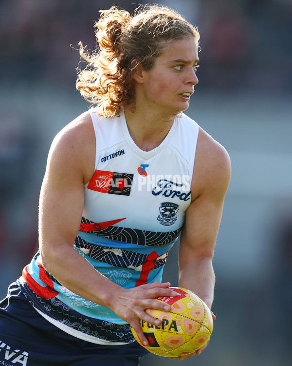 AFLW 2025 Round 04 - Essendon v Geelong - A-62334943